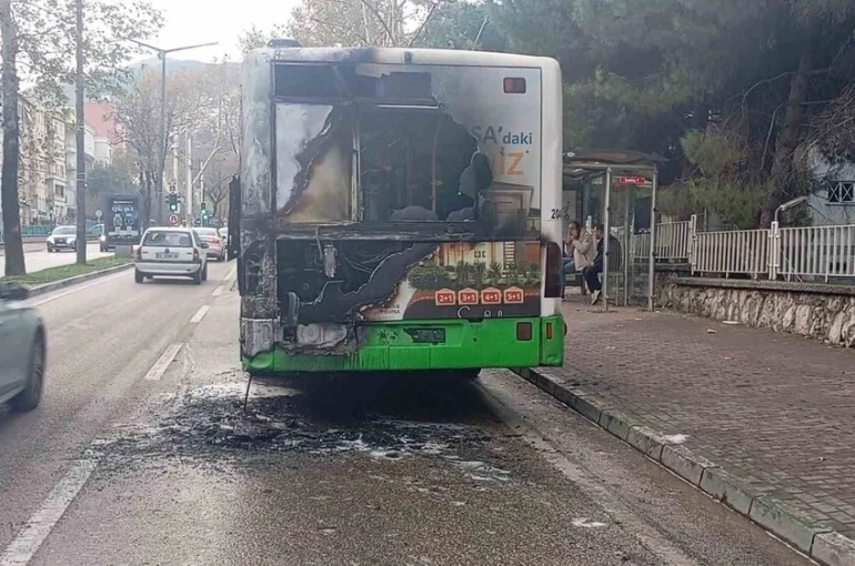 Otobüsün motor kısmı küle döndü, yolcular büyük panik yaşadı 