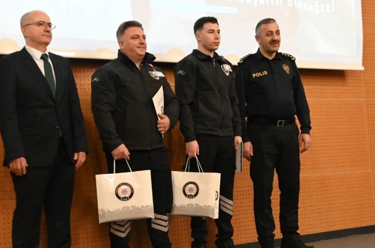 Otogarda uyuşturucu sevkiyatını engelleyen güvenlik personeline plaket 