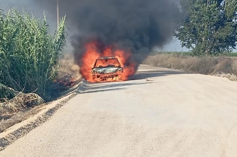 Otomobil alev alev yandı