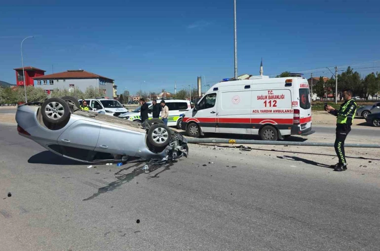 Otomobil aydınlatma direğine çarpıp ters döndü, sürücü yaralandı 