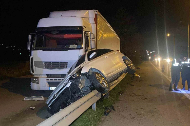 Otomobil bariyerlerde 15 metre sürüklenerek tıra çarptı: 4 yaralı