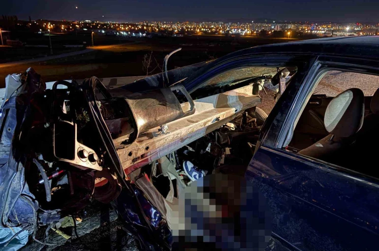 Otomobil bariyerlere ok gibi saplandı: 1 ağır yaralı 