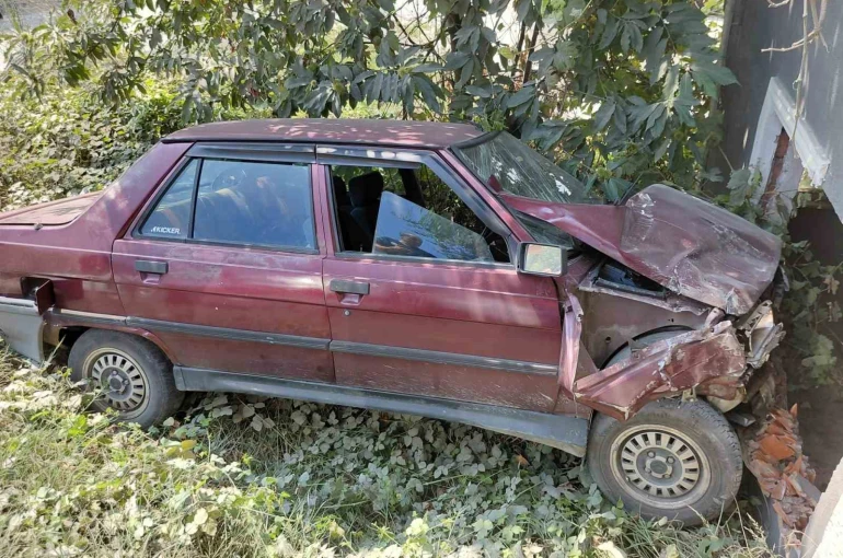 Otomobil boş kulübeye çarptı: 1 yaralı