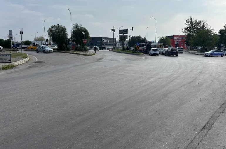 Otomobil çarptı, elektrikli bisiklet ikiye bölündü: Sürücü havada takla attı 