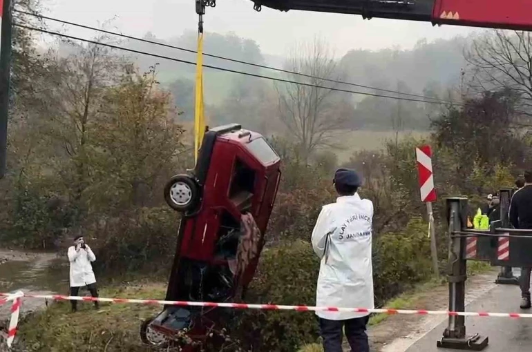 Otomobil dereye uçtu: 2 ölü, 1 yaralı 