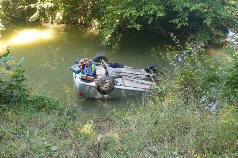 Otomobil dereye yuvarlandı, sürücü yaralandı