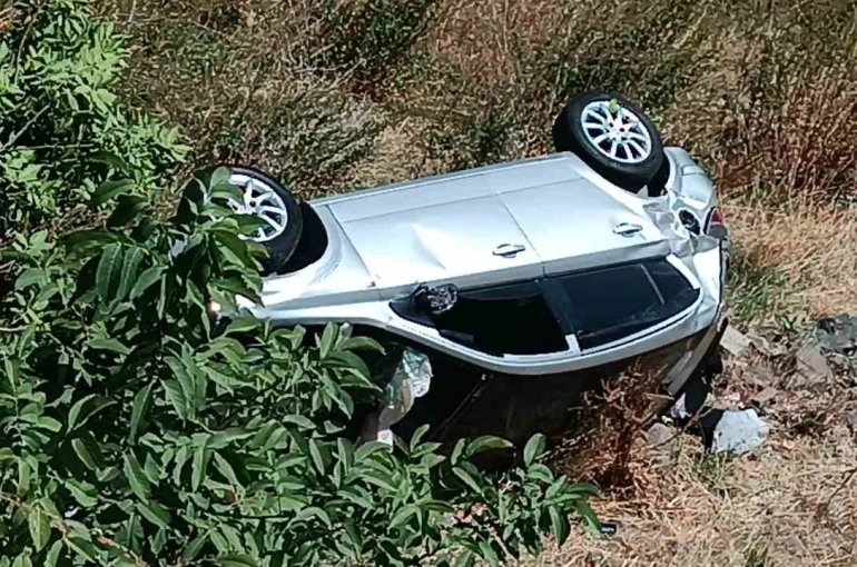 Otomobil duvardan düştü: 2 yaralı