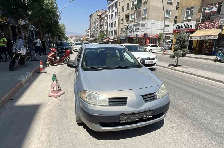 Otomobil elektrikli bisiklete çarptı: 1 yaralı