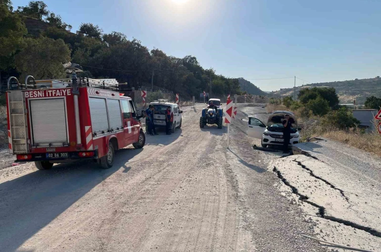 Otomobil, heyelanda yükselen asfalta çarptı 
