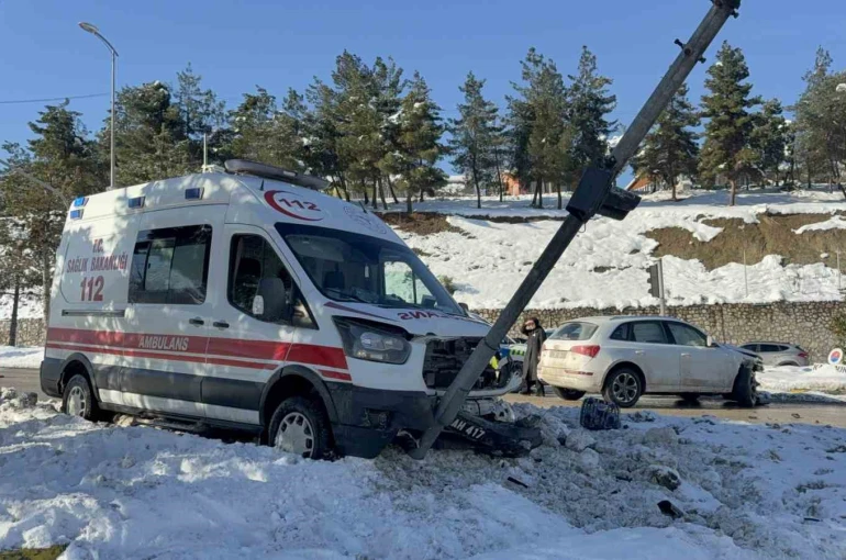 Otomobil ile ambulans çarpıştı: 2 yaralı 