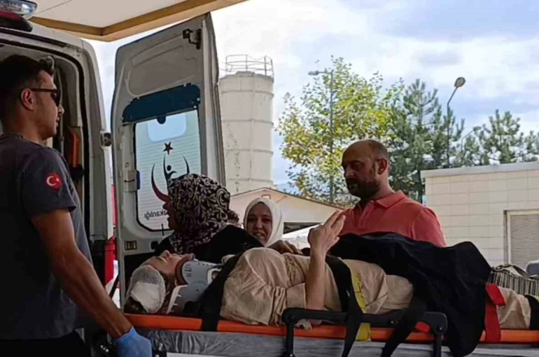 Otomobil ile çarpışan motosikletteki çift yaralandı 