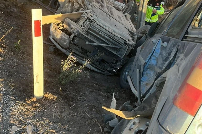 Otomobil ile hafif ticari araç çarpıştı: 1 ölü, 1 yaralı