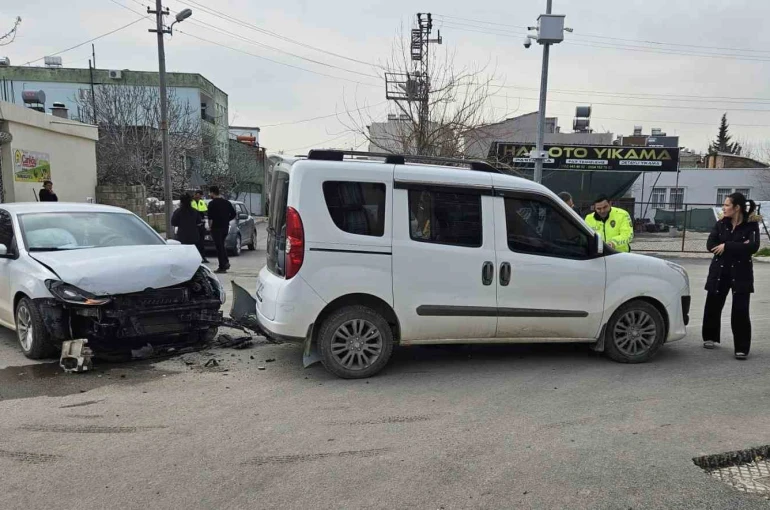 Otomobil ile hafif ticari araç çarpıştı: 1 yaralı 