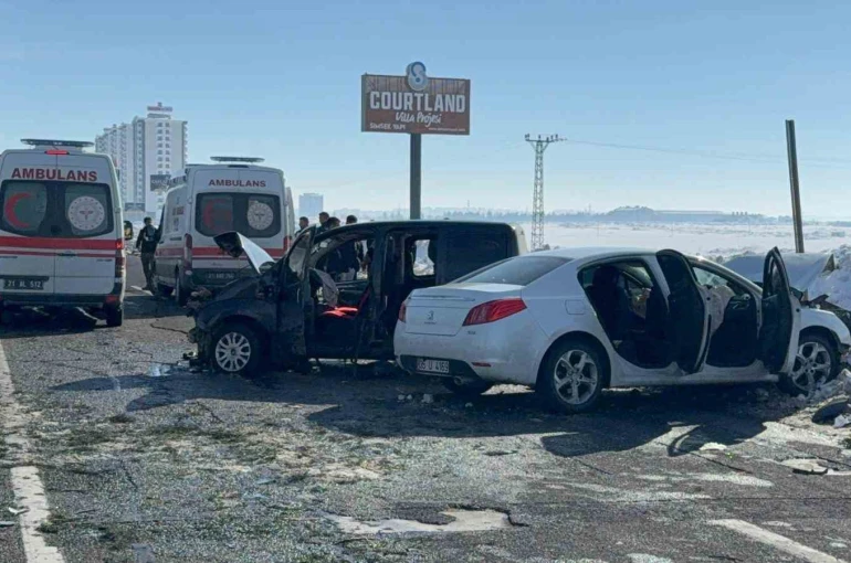 Otomobil ile hafif ticari araç çarpıştı: 12 yaralı 