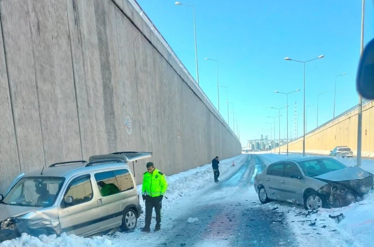 Otomobil ile hafif ticari araç çarpıştı: 3 yaralı 