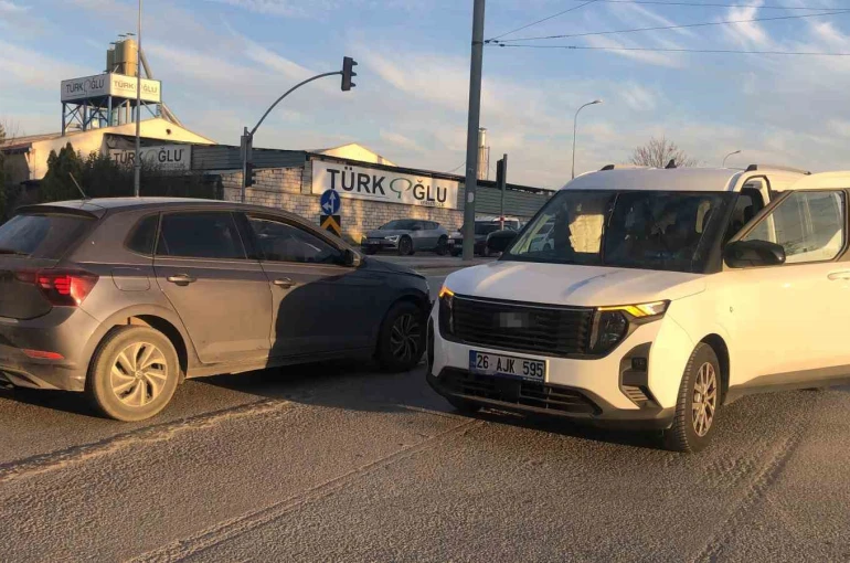 Otomobil ile hafif ticari araç çarpıştı: 6 yaralı 