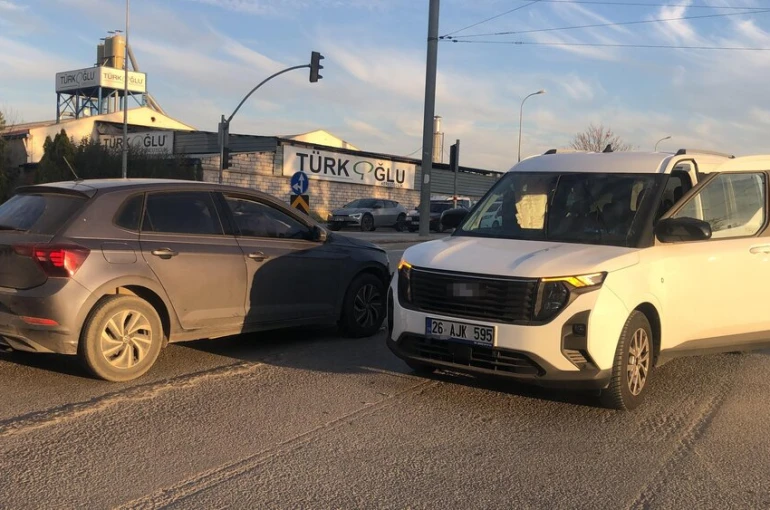 Otomobil ile hafif ticari araç çarpıştı: 6 yaralı