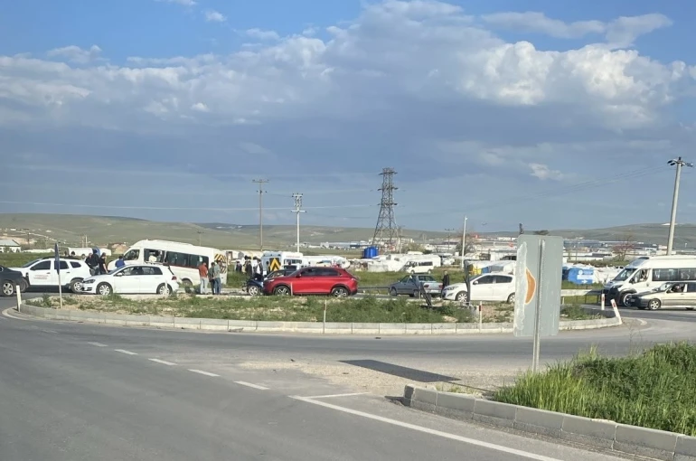 Otomobil ile işçi servisi çarpıştı: 6 yaralı 