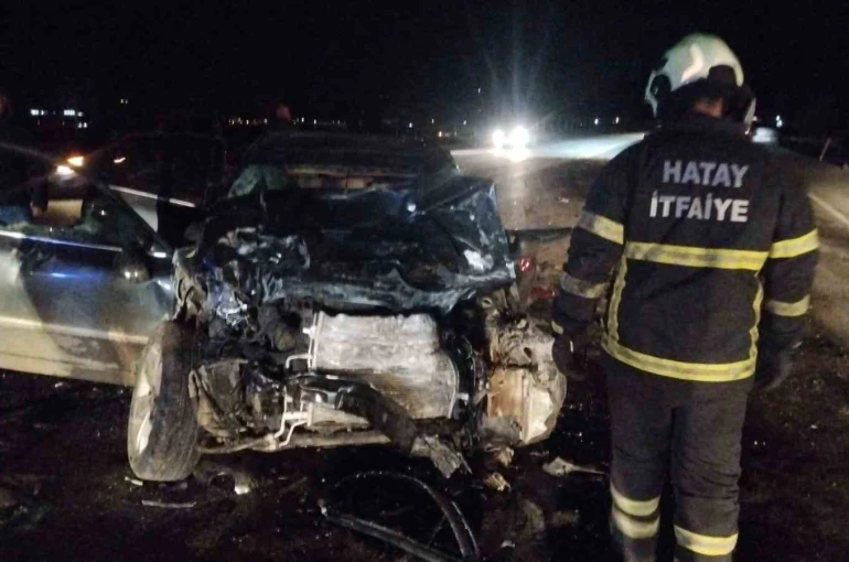 Otomobil ile minibüs kafa kafaya çarpıştı: 1 ölü, 6 yaralı 