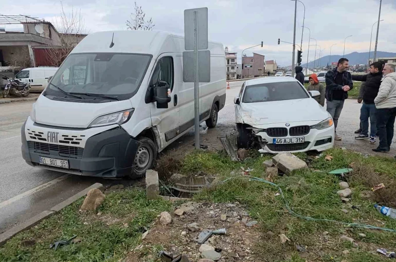 Otomobil ile minibüsün çarpıştığı kaza kamerada