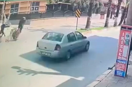 Otomobil ile motosiklet çarpıştı, 1 kişi yaralandı: O anlar kamerada 