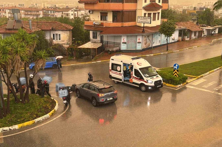 Otomobil ile motosikletin çarpışma anı kamerada: 1 yaralı 