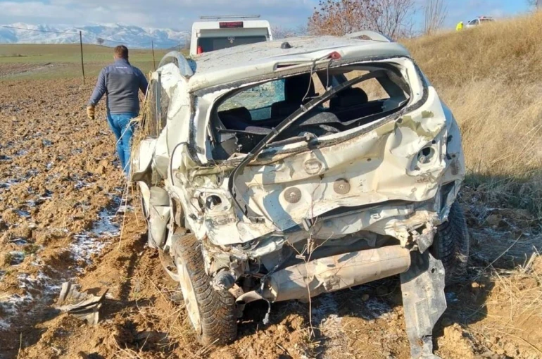 Otomobil ile SUV aracın çarpışması 8 kişiyi yaraladı