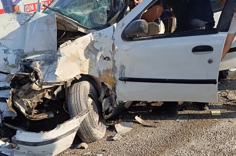 Otomobil ile tır çarpıştı: 2 yaralı 