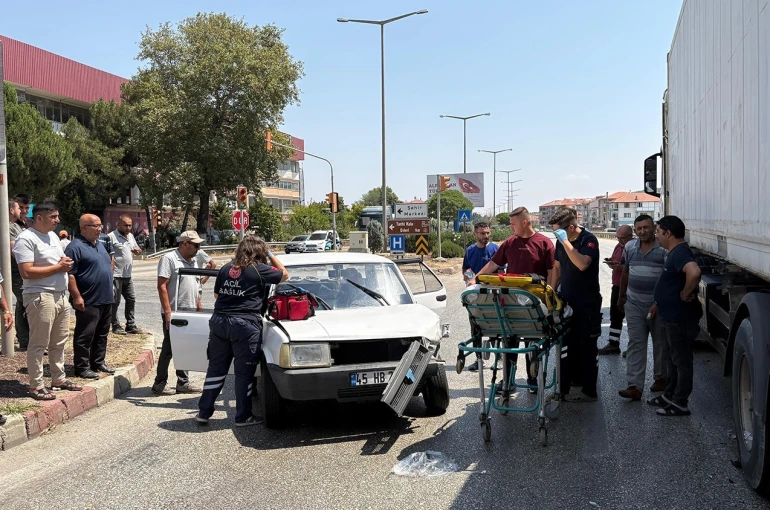Otomobil ile tır kavşakta çarpıştı: 1 yaralı