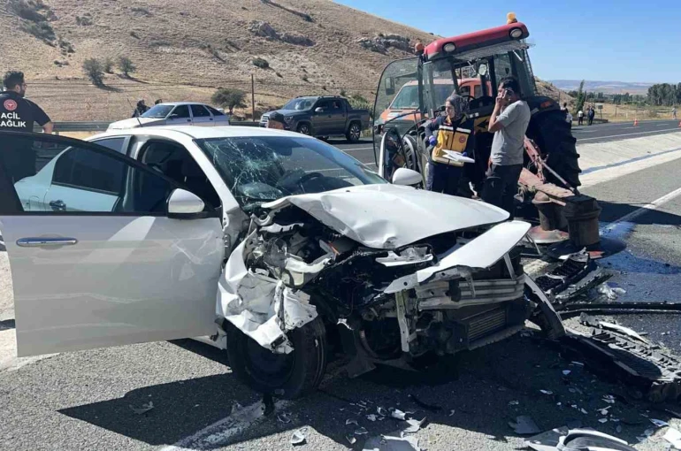 Otomobil ile traktör çarpıştı: 4 yaralı