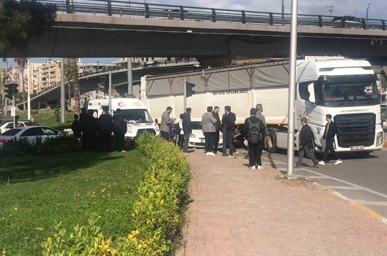 Otomobil kaldırımdaki öğrencilere çarptı: 2 yaralı 