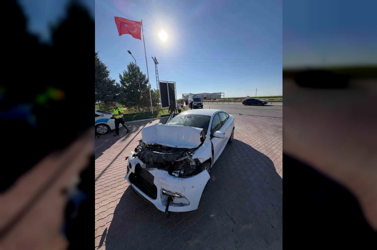 Otomobil kamyona arkadan çarptı: Aynı aileden 5 kişi yaralandı 