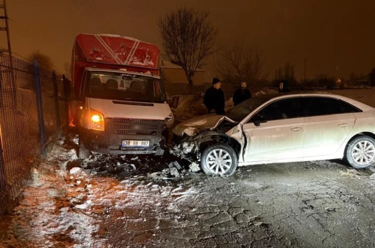 Otomobil kamyonetle kafa kafaya çarpıştı: 3 yaralı 