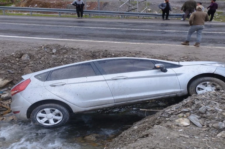 Otomobil kanala düştü: 2 yaralı 