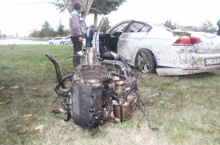 Otomobil kavşakta devrildi: Ortalık savaş alanına döndü 