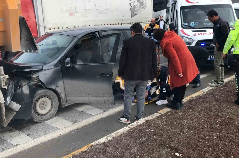 Otomobil, kırmızı ışıkta bekleyen tıra çarptı: 1 yaralı