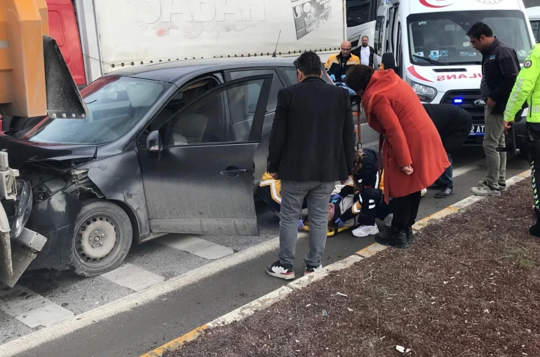 Otomobil, kırmızı ışıkta bekleyen tıra çarptı: 1 yaralı