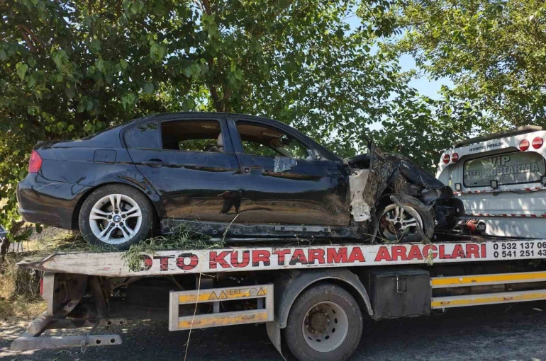 Otomobil kontrolden çıkıp ağaca çarptı, faciadan dönüldü