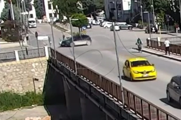 Otomobil motosikletteki anne ve 2 çocuğuna çarptı 