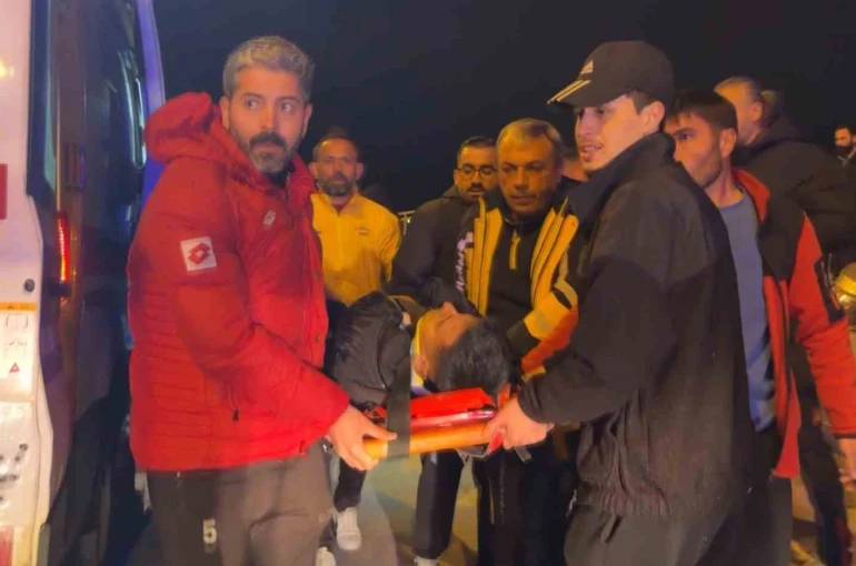 Otomobil önce direğe sonra duvara çarptı: 1 yaralı 