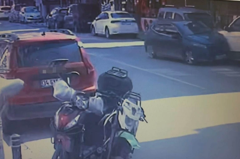 Otomobil park halindeki araca çarpıp takla attı 