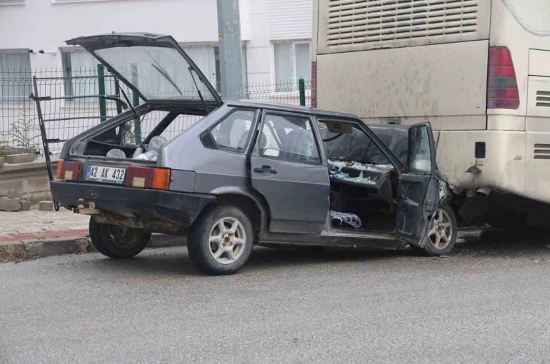 Otomobil park halindeki otobüse çarptı: 1 yaralı