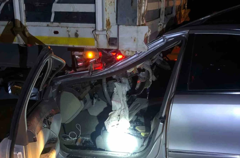 Otomobil park halindeki tıra çarptı, köy muhtarı ağır yaralandı 