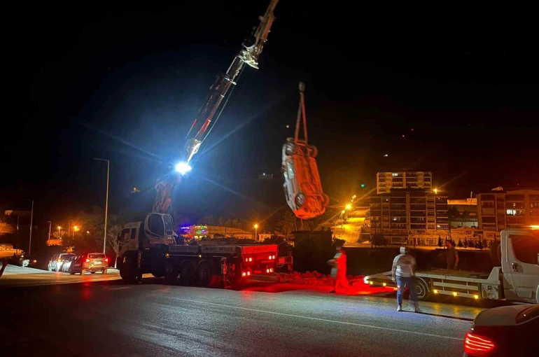 Otomobil şarampole yuvarlandı: 2 yaralı