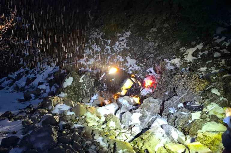 Otomobil şarampole yuvarlandı: 3 yaralı 