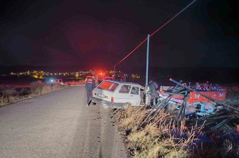 Otomobil su borusu yüklü traktör römorkuna çarptı: 2 yaralı