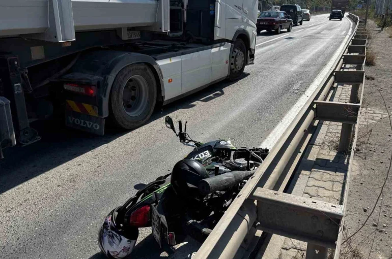 Otomobil sürücüsü motosiklete çarpıp kaçtı; 1 yaralı 