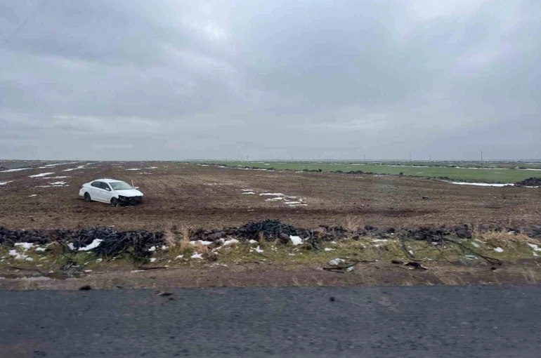 Otomobil tarlaya yuvarlandı, sürücü kazayı yara almadan atlattı
