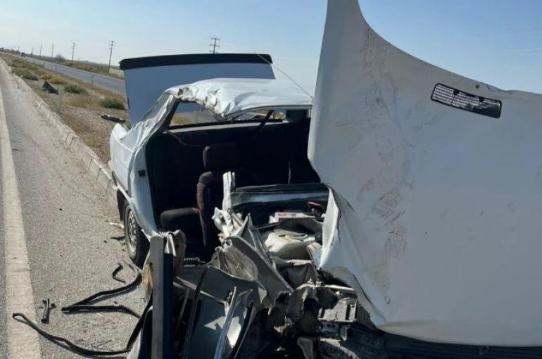 Otomobil tıra çarptı: 2 yaralı 