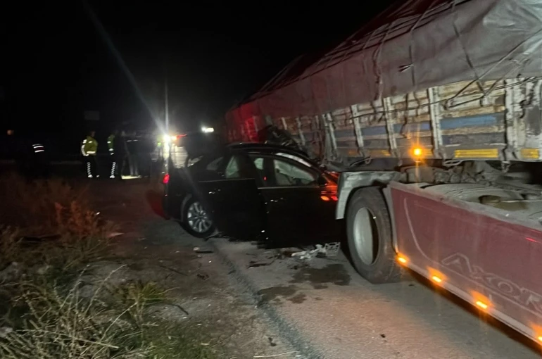 Otomobil tırla çarpıştı: 2 ölü, 2 yaralı 